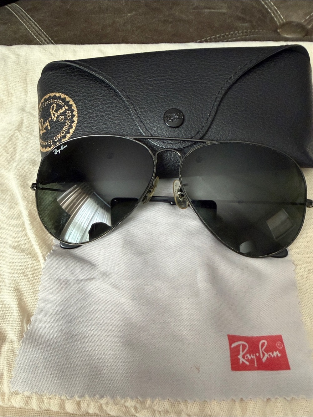 Ray-Ban Men’s Black Metal Aviator Sunglasses with Dark Lenses Case & Wipe